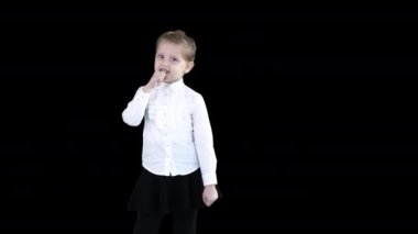 Şirin mutlu kız hayali mikrofona şarkı söylüyor, Alpha Channel.