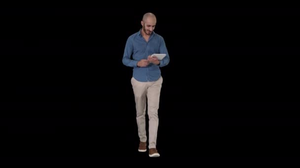 Arap adam yürüyüş ve tablet sörf internet, Alpha Channel kullanarak — Stok video