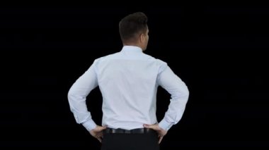 Mavi gömlekli adam kalçalarında elleri olan bir şeyi kontrol ediyor, Alpha Channel