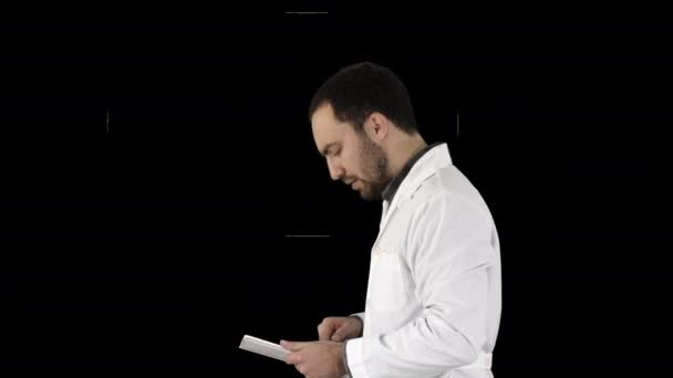 Портрет врача-мужчины, ходящего и использующего цифровой планшет, Альфа-канал — стоковое видео