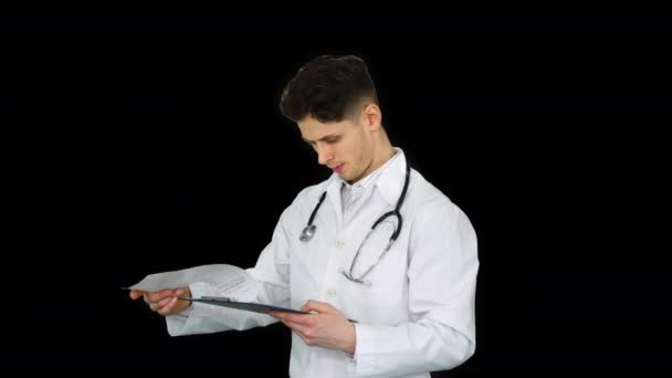 Arg manlig läkare tittar på dokument, alfakanal — Stockvideo