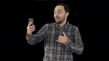 Genç blogcu yürürken telefonuyla video kaydediyor, Alpha Channel.