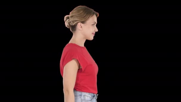 Μια γυναίκα με τζιν και t-shirt, κανάλι Alpha — Αρχείο Βίντεο