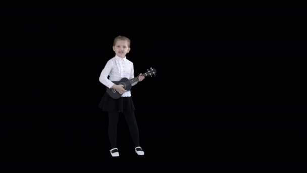 Velmi emocionální mladá dívka zpívající ukulele, alfa kanál — Stock video