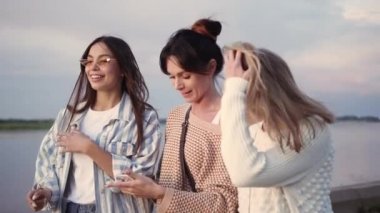Açık havada akıllı telefon kullanan kadınlar çok mutlu görünüyorlar..