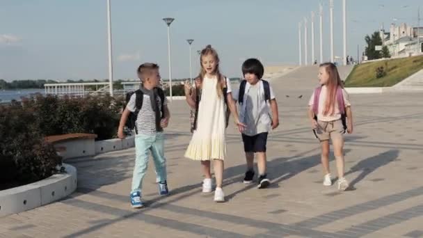 Τέσσερις φίλοι πηγαίνουν στο σχολείο. — Αρχείο Βίντεο