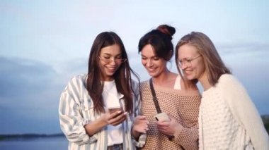 Cep telefonunda gördükleri bir şeyle eğlenen kızlar..