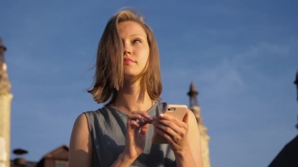 Mensajes de mujer bastante joven en su teléfono móvil . — Vídeo de stock