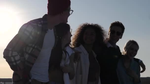 Multirassische Gruppe von Freunden genießen ihre Zeit zu Fuß an einem sonnigen Tag. — Stockvideo