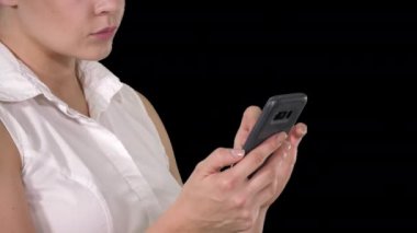 Akıllı telefon kullanan güzel bir kadının portresi, Alfa Kanalı.