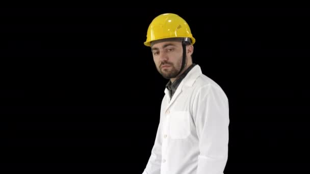 Unglücklicher Baustelleningenieur beim Reden und Gehen, Alpha-Kanal — Stockvideo