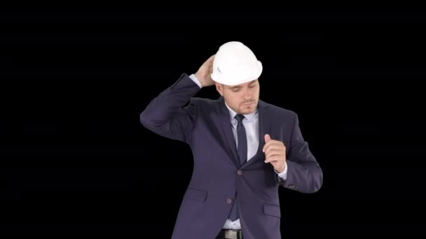 Bouwvakker in een pak die het veiligheidsconcept van de helm zet, alfakanaal — Stockvideo