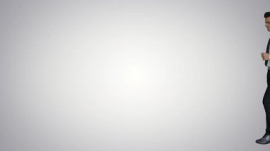 Resmi adam çerçevede yürüyor ve bir fikir alır sonra degrade arka planda dışarı yürür.