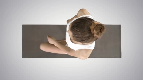 年轻的有吸引力的妇女练习瑜伽做树锻炼在梯度背景. — 图库视频影像