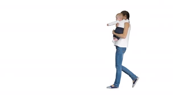 Mladá matka dělá gesto, zatímco dítě drží na bílém pozadí. — Stock video