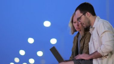 Akşamları laptoplarıyla çalışan bir çift..