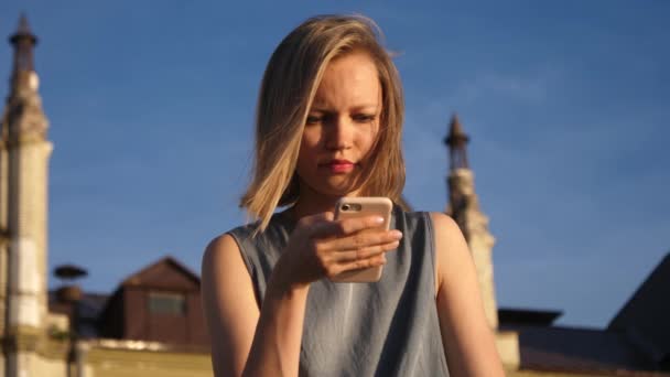 Kafkasyalı genç hippi kadın akıllı telefon kullanıyor.. — Stok video