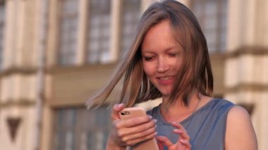 İyi haberleri arkadaşınla paylaşıyorsun. Gülümseyen güzel bir kadın mesaj atıyor..