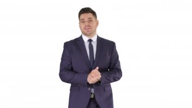 Beyaz arka planda yürüyen ve kameraya bir şey açıklayan bir iş adamı.