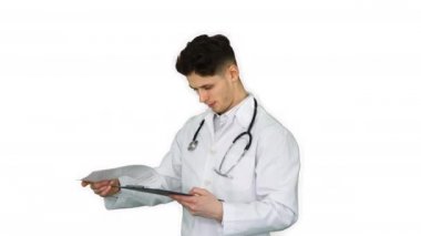 Kızgın erkek doktor beyaz arka plandaki belgelere bakıyor..