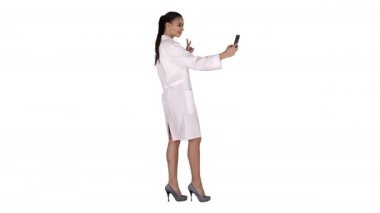 Şık Avrupa Doktor esmer alarak selfie beyaz arka plan üzerinde yürürken telefonda.