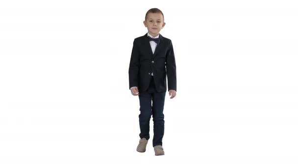 Niño con un disfraz con pajarita caminando sobre fondo blanco . — Vídeos de Stock