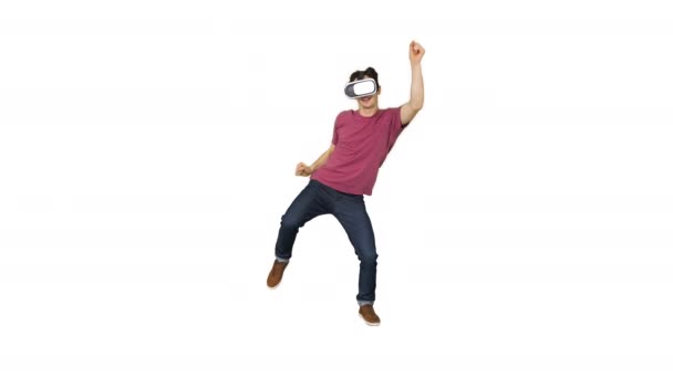 Geavanceerde gamer in Casual outfit spelen dansen spel in VG headset op witte achtergrond. — Stockvideo