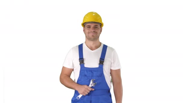 Pracownik z kluczem pokazującym kciuk do góry i uśmiechnięty do kamery na białym tle. — Wideo stockowe