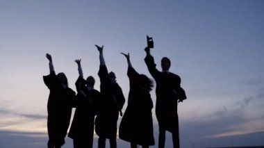 Mezun olan öğrencilerin Silueti Havaya Şapka Atar.