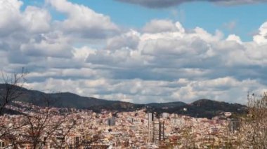 Yaz günü Barcelona şehir manzarası. Mimarlık, bina.