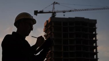 Kask yazma listesindeki mühendis.