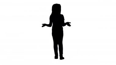 Silhouette küçük kız yürüyüş ve kamera hareketleri yapma konuşuyor.