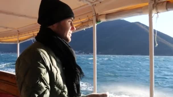 아드리아 해에서 배를 타고 가는 관광객. — 비디오