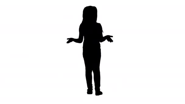 Silhouette liten flicka gå och prata med kameran gör gester. — Stockvideo