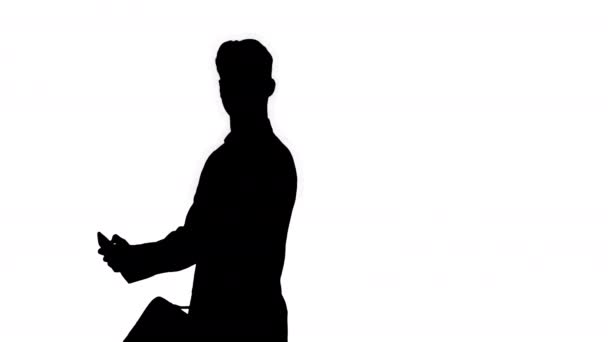 Silhouette Young Business man gå och ta en selfie. — Stockvideo