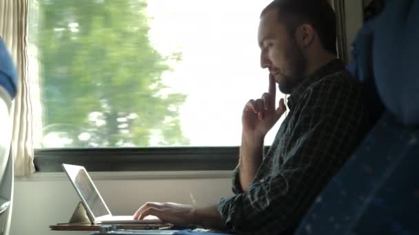 Buscando novas ideias e pensando no caminho para trabalhar em um trem . — Vídeo de Stock