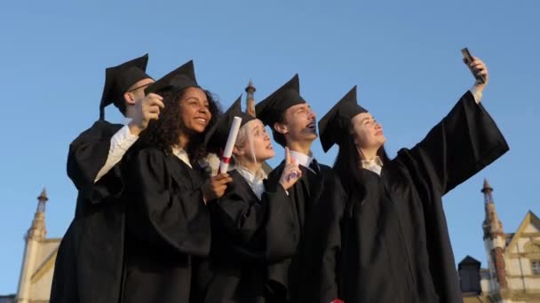 Um grupo de estudantes de pós-graduação multiétnicos fazendo selfie . — Vídeo de Stock