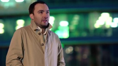 Dışarıda birini beklerken üşüyen yakışıklı bir adamın portresi..