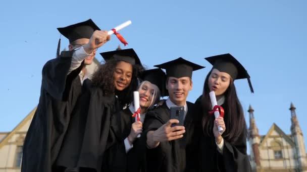 Grupo étnico multi de estudantes graduados que tomam selfie . — Vídeo de Stock