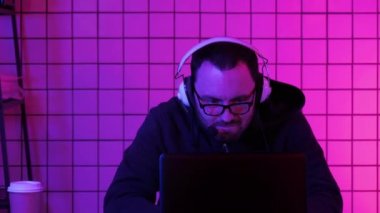 Çevrimiçi video oyununda oynayan genç profesyonel oyuncu büyük turnuvayı kaybetti ve hayal kırıklığına uğradı..