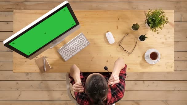 Ung kvinnligt callcenter anställd. Grön skärm Mock-up Display. — Stockvideo