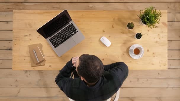 Jeune homme ayant une crise cardiaque dans un bureau décontracté . — Video