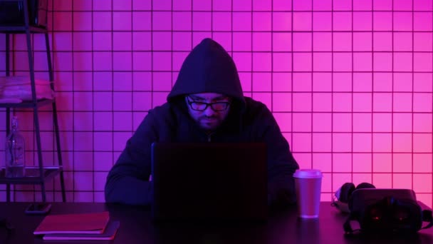 Tânăr hacker financiar la birou lucrând pe laptop . — Videoclip de stoc