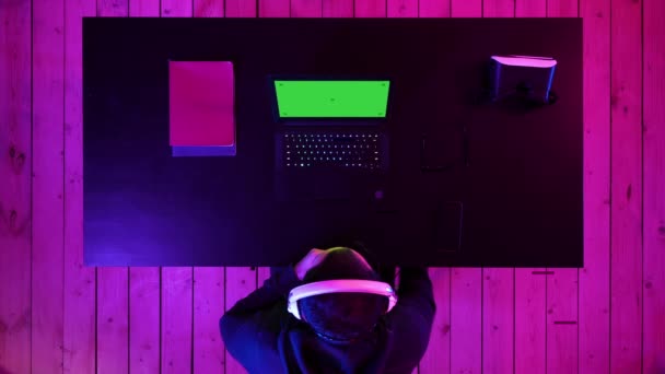 Giocatore maschio gioca sul suo computer portatile. Visualizzazione finto schermo verde . — Video Stock