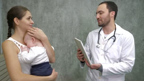 Orvos mondja orvosi eredmények tabletta anyának kisfiúval. — Stock videók