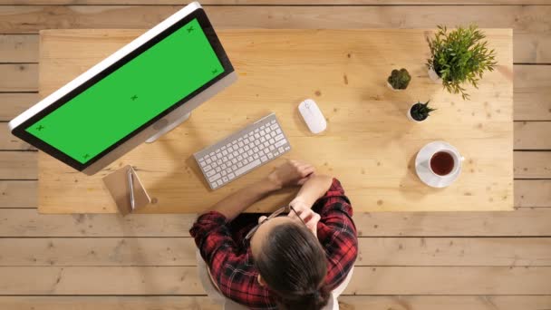 Mulher bonito falando ao telefone enquanto trabalhava no computador. Tela verde Mock-up Display . — Vídeo de Stock