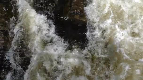 Abstrakt närbild av en vacker turbulent vatten i fjällen floden. — Stockvideo