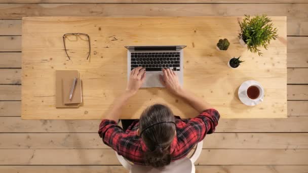Multitasking vrouw werken op laptop. — Stockvideo