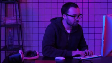 Yorgun programcı bilgisayardaki bazı süreçlere bakıyor.