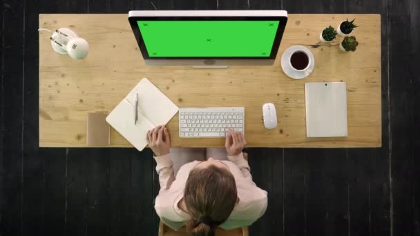 Femme occasionnelle travaillant à son lieu de travail. Affichage de maquette d'écran vert . — Video